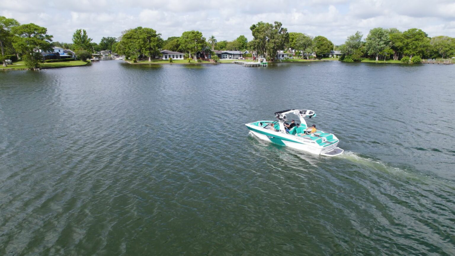 License-free image - Ski boat moving slowly