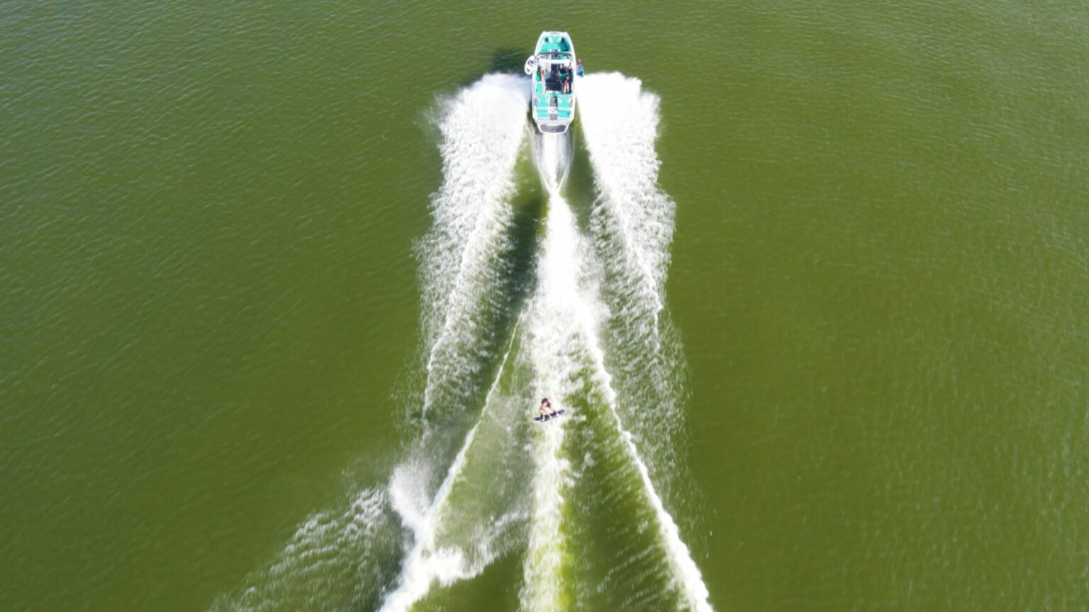 License-free image - Ski boat in motion top down view