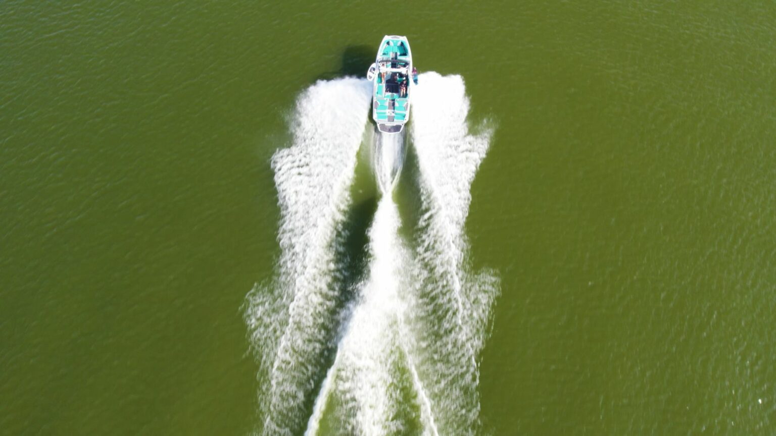 License-free image - Ski boat in motion top down view