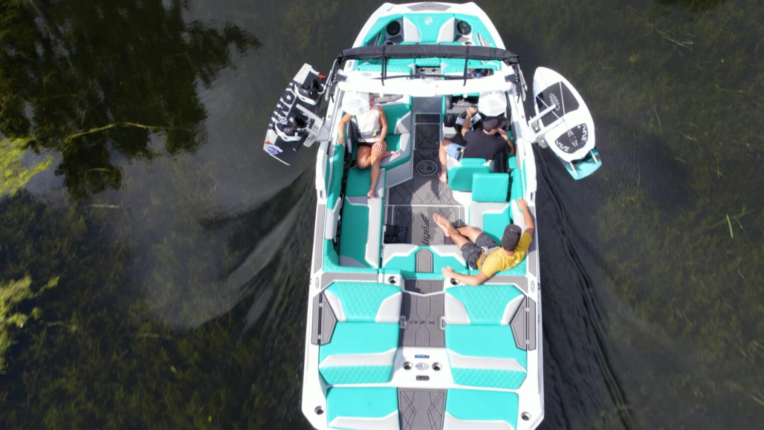 License-free image - Top down view of wake boat on the water