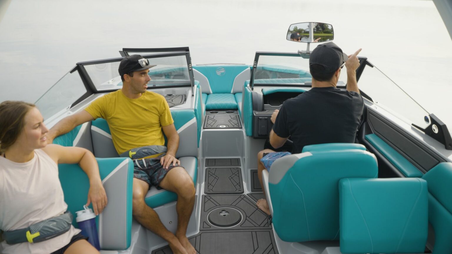 License-free image - Three people sitting in a ski boat 