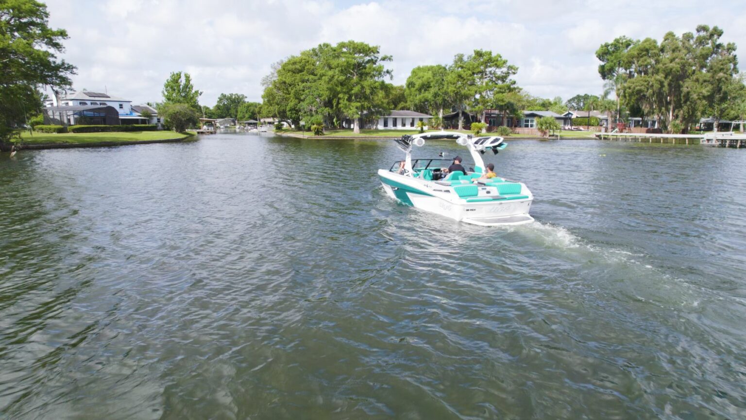 License-free image - Ski boat moving slowly